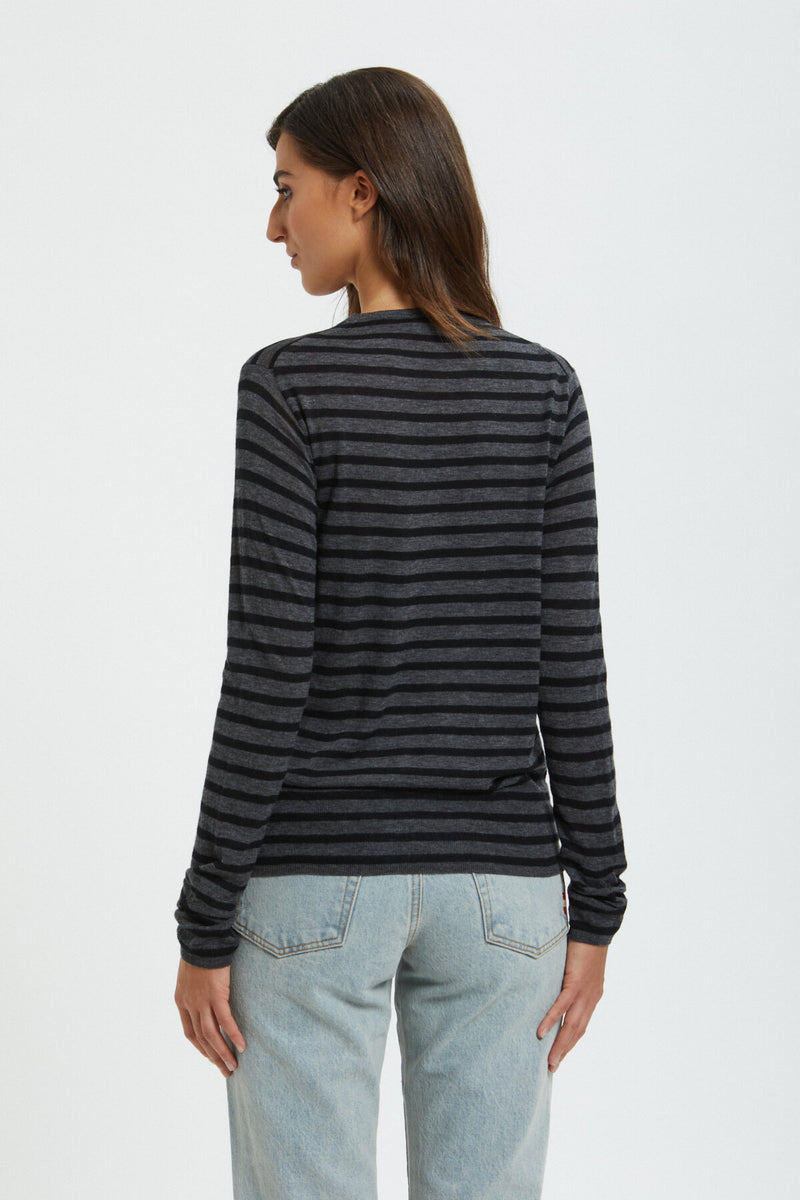 Long-sleeved crew-neck pullover